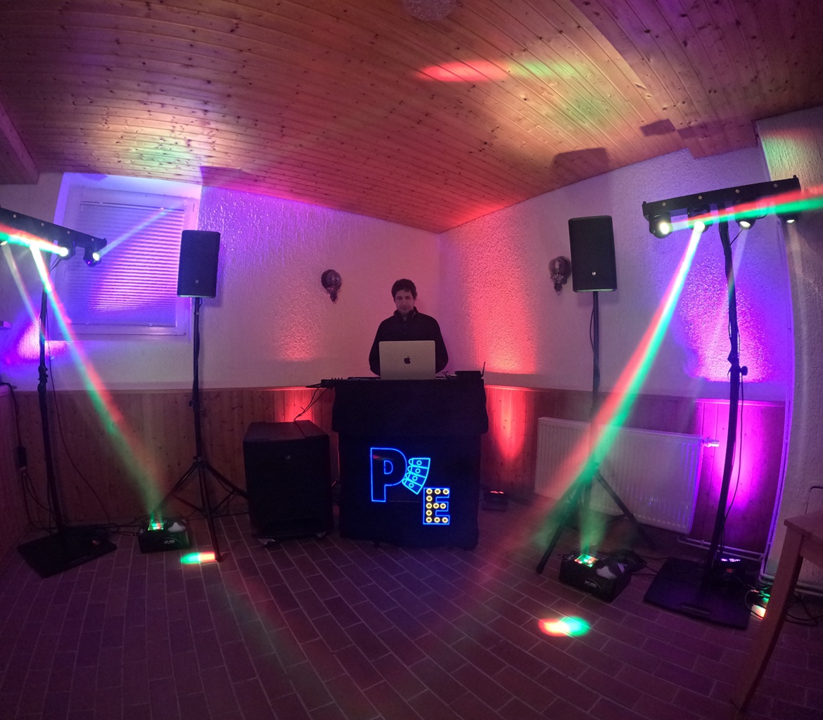 DJ berät Brautpaar über Musik und Lichttechnik